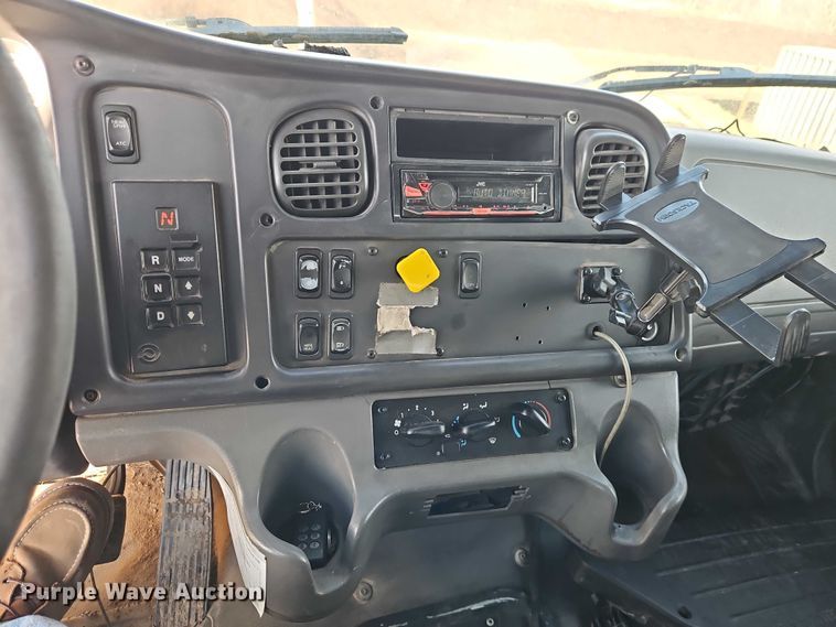 image for item EO4878 2007 Freightliner Business Class M2 truck cab and chassis