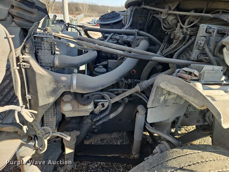 image for item EO4878 2007 Freightliner Business Class M2 truck cab and chassis