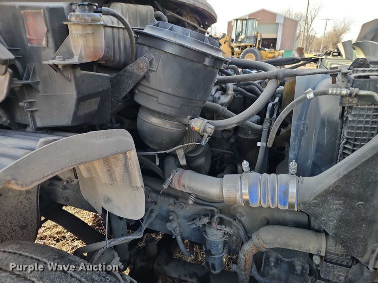 image for item EO4878 2007 Freightliner Business Class M2 truck cab and chassis