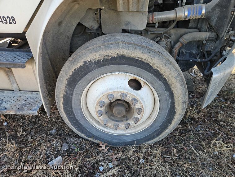 image for item EO4878 2007 Freightliner Business Class M2 truck cab and chassis