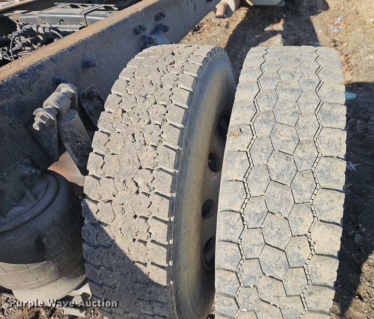 image for item EO4878 2007 Freightliner Business Class M2 truck cab and chassis