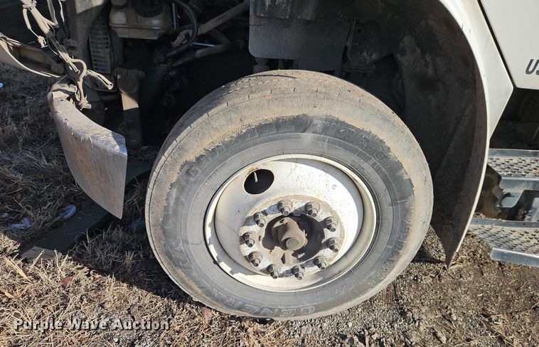 image for item EO4878 2007 Freightliner Business Class M2 truck cab and chassis