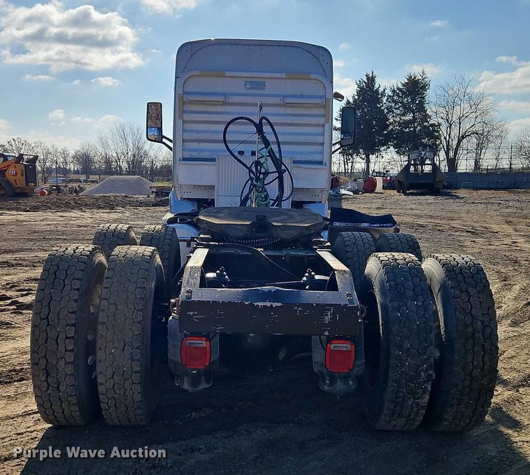 image for item EO4882 2015 Peterbilt 579 semi truck