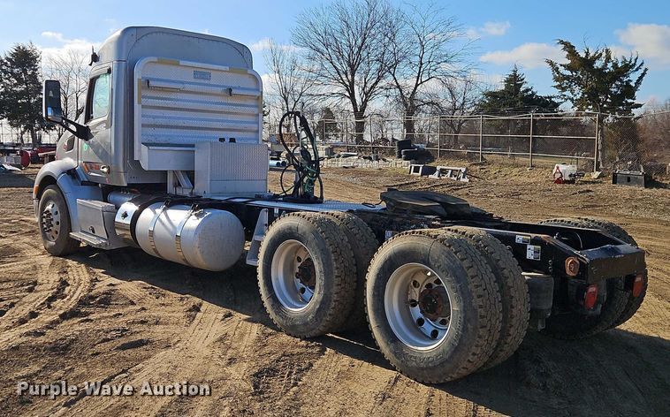 image for item EO4882 2015 Peterbilt 579 semi truck