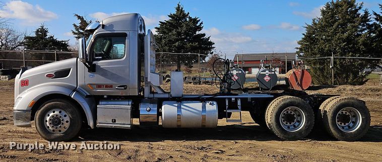 image for item EO4882 2015 Peterbilt 579 semi truck