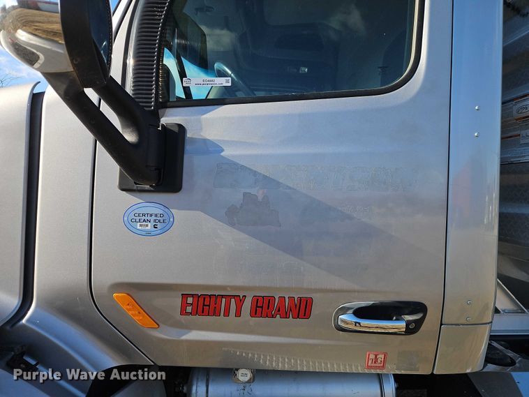 image for item EO4882 2015 Peterbilt 579 semi truck