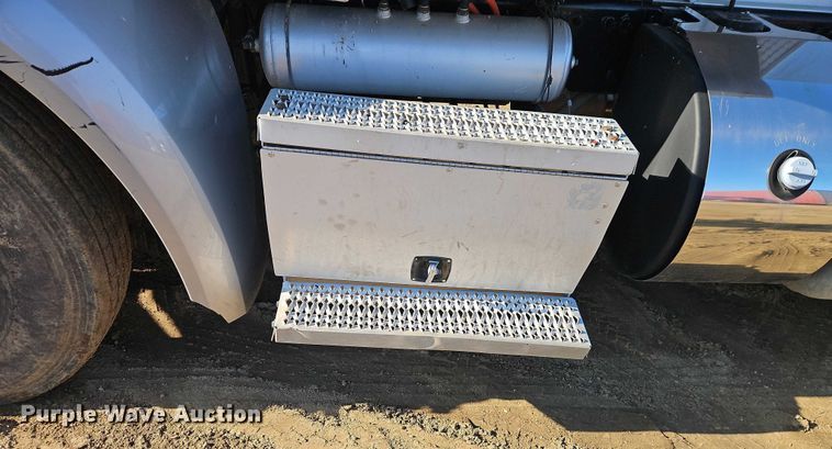 image for item EO4882 2015 Peterbilt 579 semi truck