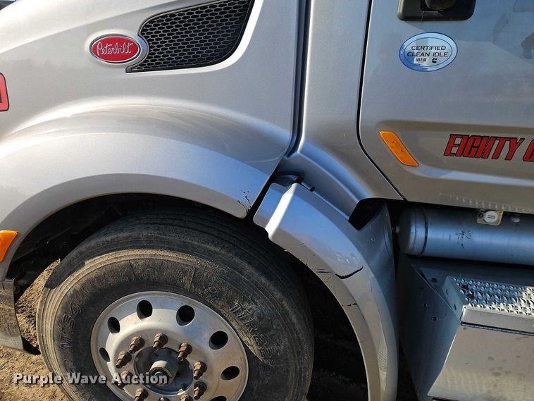 image for item EO4882 2015 Peterbilt 579 semi truck