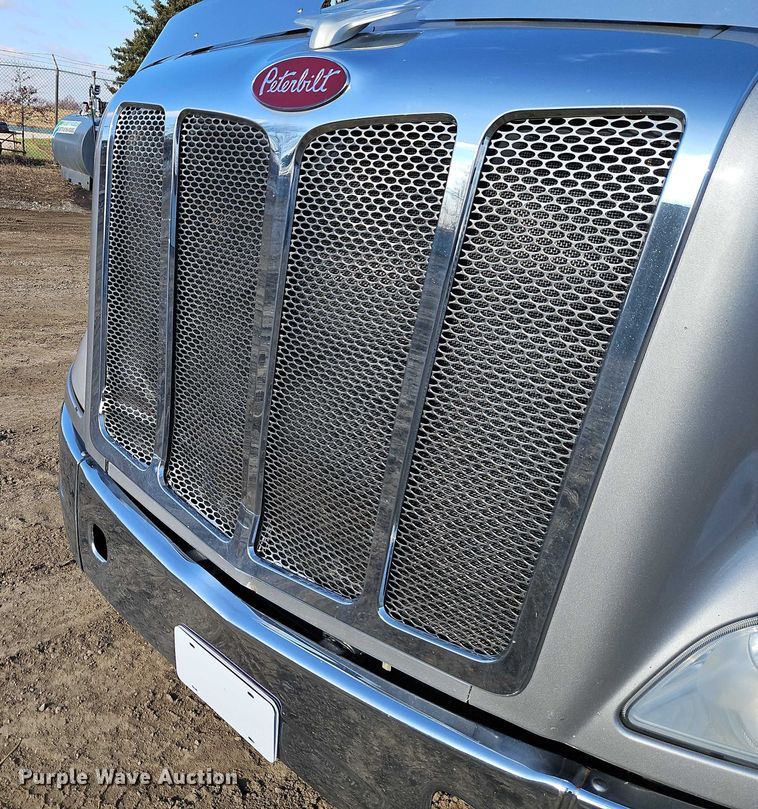 image for item EO4882 2015 Peterbilt 579 semi truck