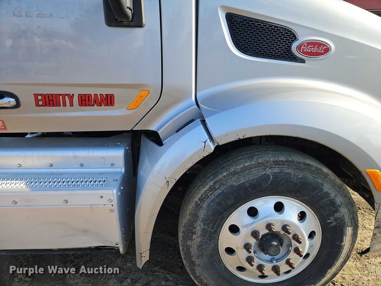 image for item EO4882 2015 Peterbilt 579 semi truck