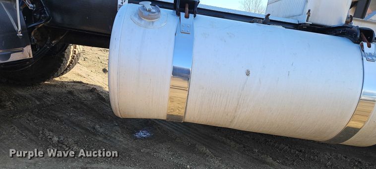 image for item EO4882 2015 Peterbilt 579 semi truck