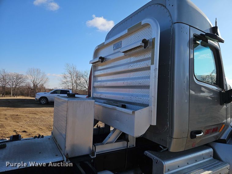 image for item EO4882 2015 Peterbilt 579 semi truck
