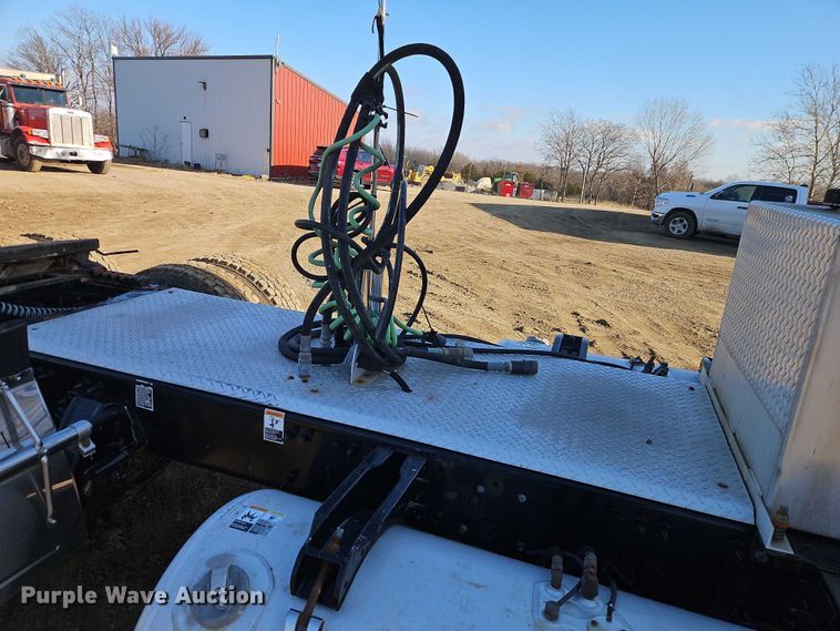 image for item EO4882 2015 Peterbilt 579 semi truck