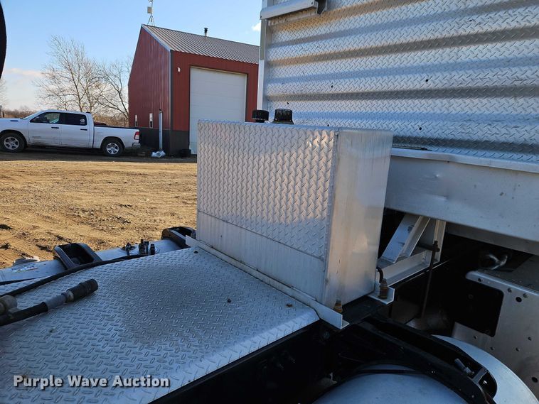 image for item EO4882 2015 Peterbilt 579 semi truck