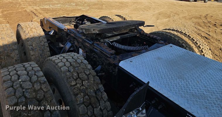 image for item EO4882 2015 Peterbilt 579 semi truck