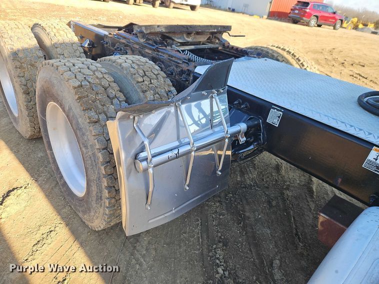 image for item EO4882 2015 Peterbilt 579 semi truck