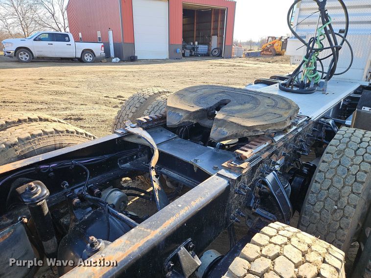 image for item EO4882 2015 Peterbilt 579 semi truck