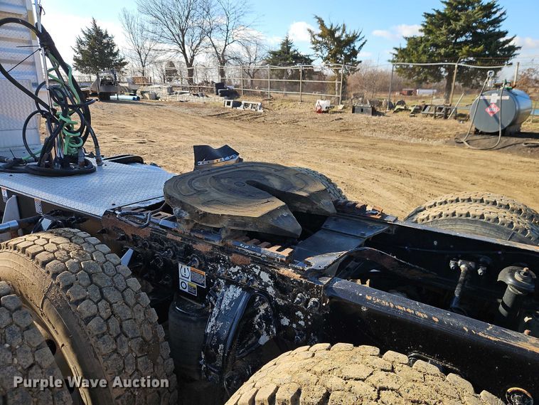 image for item EO4882 2015 Peterbilt 579 semi truck