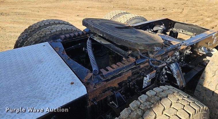 image for item EO4882 2015 Peterbilt 579 semi truck