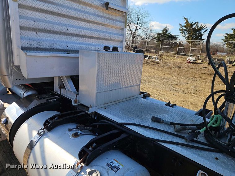 image for item EO4882 2015 Peterbilt 579 semi truck