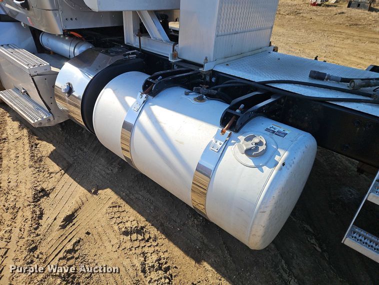 image for item EO4882 2015 Peterbilt 579 semi truck