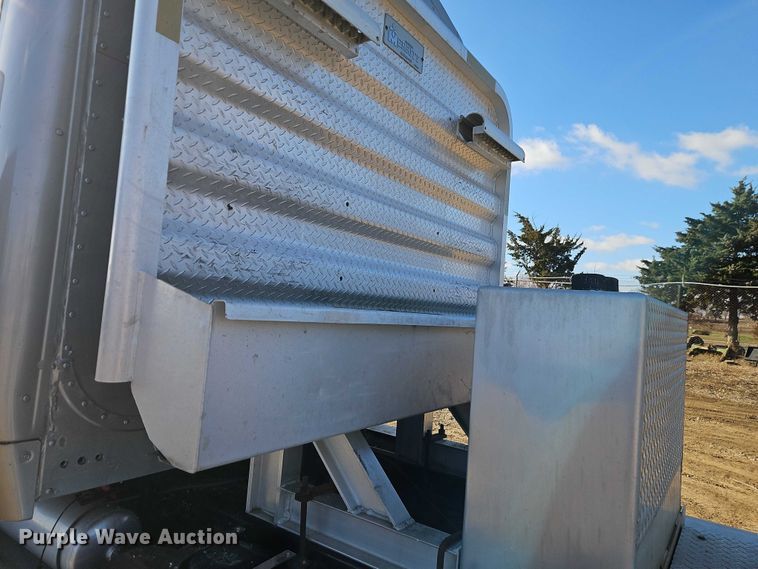 image for item EO4882 2015 Peterbilt 579 semi truck