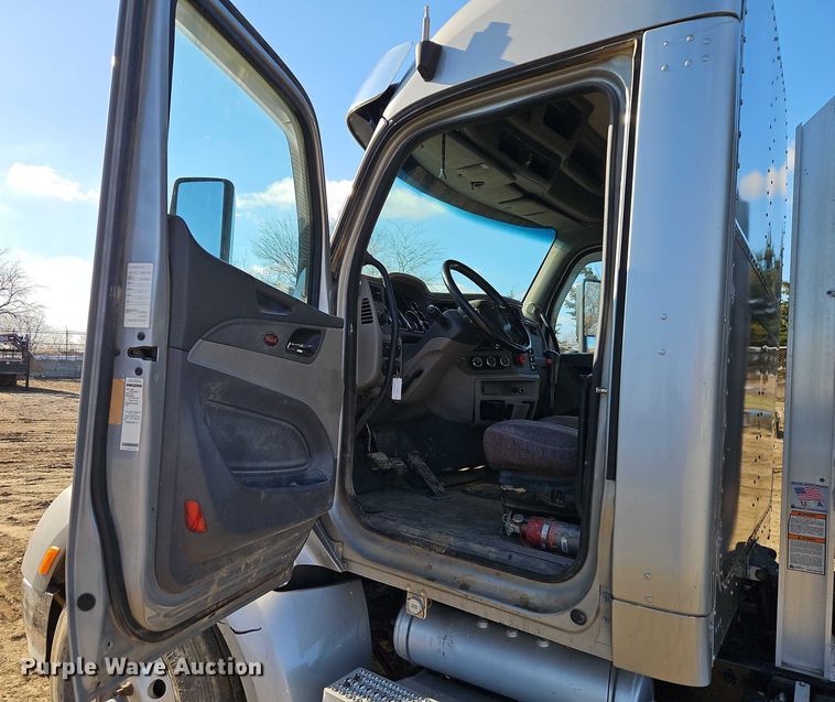 image for item EO4882 2015 Peterbilt 579 semi truck