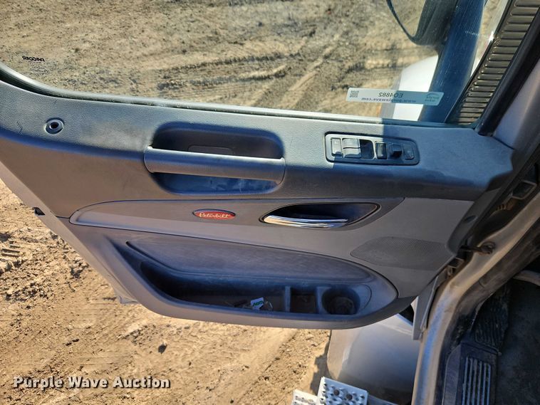 image for item EO4882 2015 Peterbilt 579 semi truck