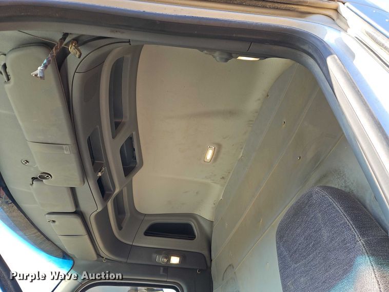 image for item EO4882 2015 Peterbilt 579 semi truck