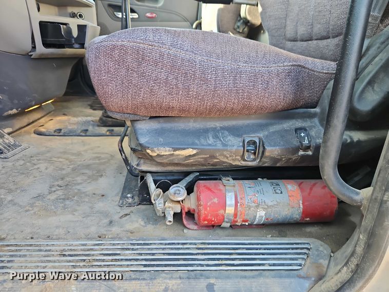 image for item EO4882 2015 Peterbilt 579 semi truck