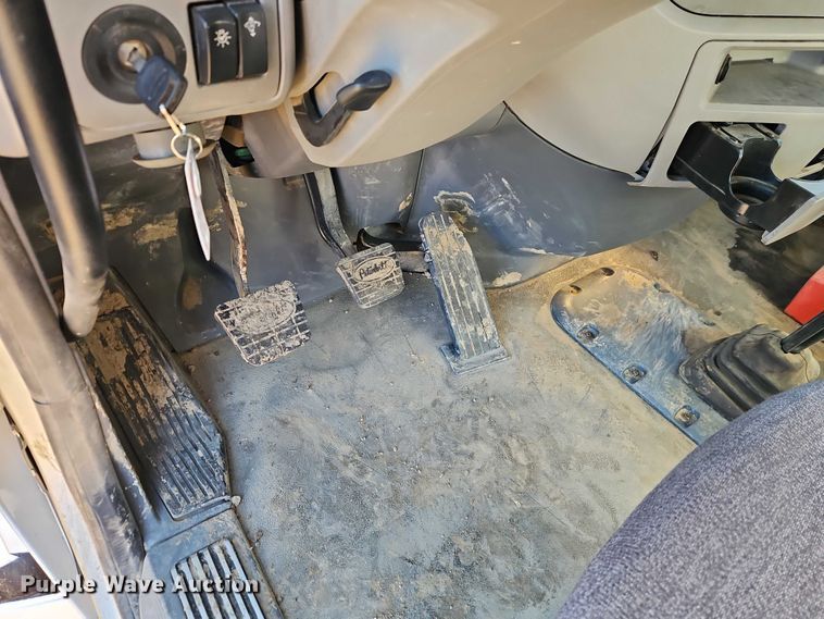 image for item EO4882 2015 Peterbilt 579 semi truck