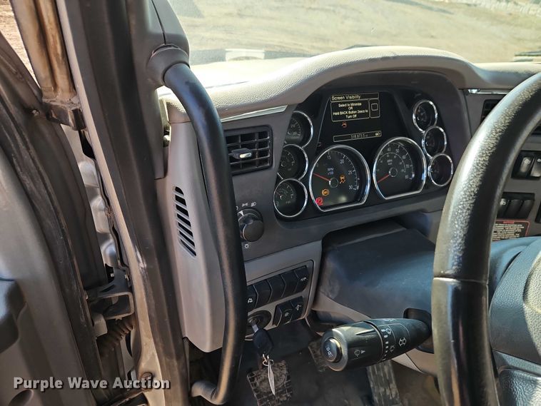 image for item EO4882 2015 Peterbilt 579 semi truck