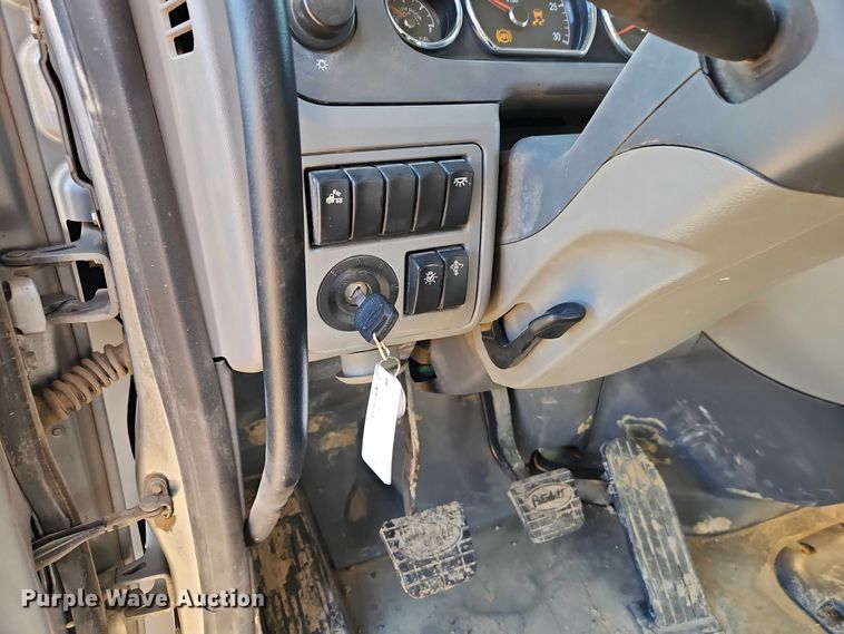 image for item EO4882 2015 Peterbilt 579 semi truck