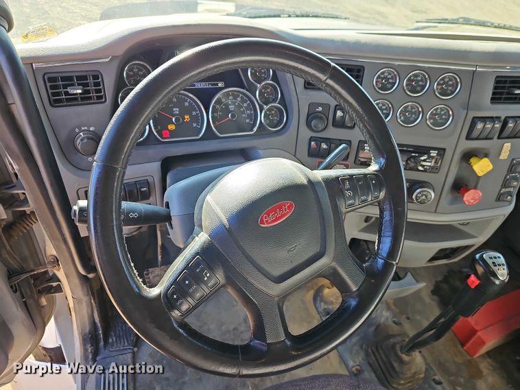 image for item EO4882 2015 Peterbilt 579 semi truck