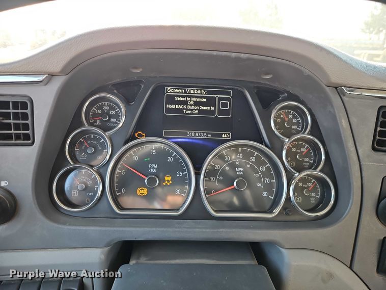 image for item EO4882 2015 Peterbilt 579 semi truck