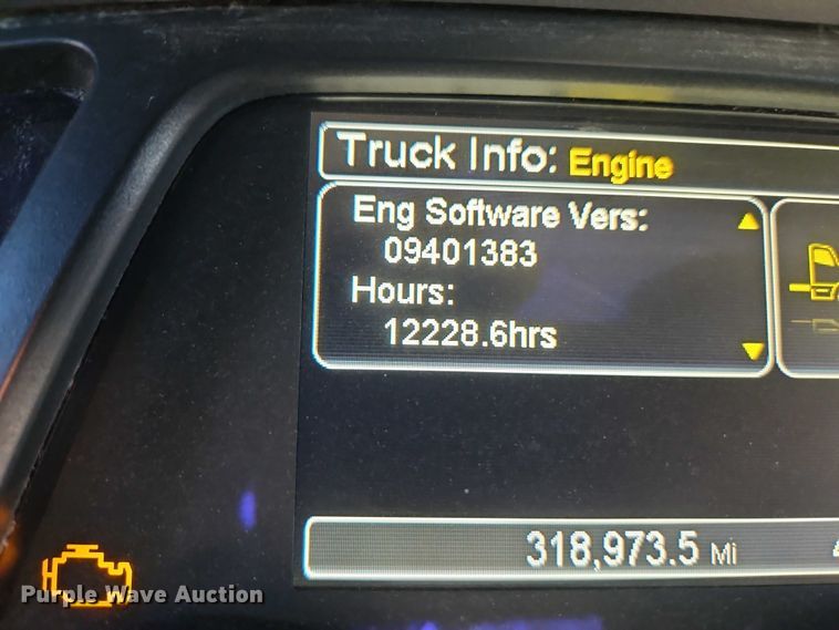 image for item EO4882 2015 Peterbilt 579 semi truck