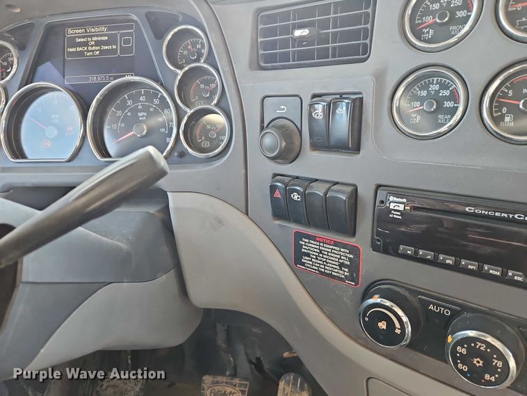 image for item EO4882 2015 Peterbilt 579 semi truck