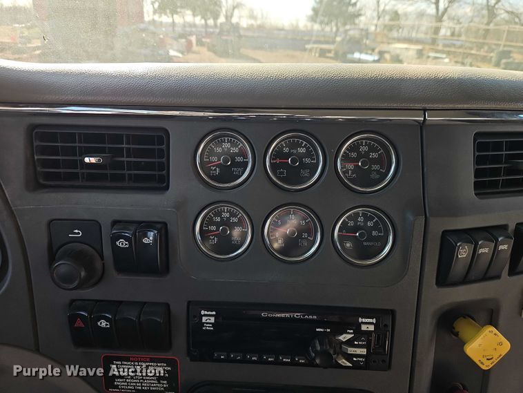 image for item EO4882 2015 Peterbilt 579 semi truck