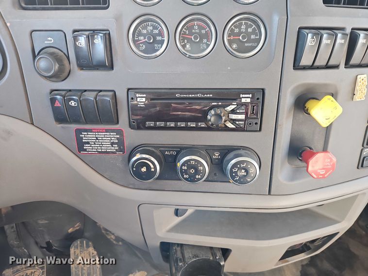 image for item EO4882 2015 Peterbilt 579 semi truck