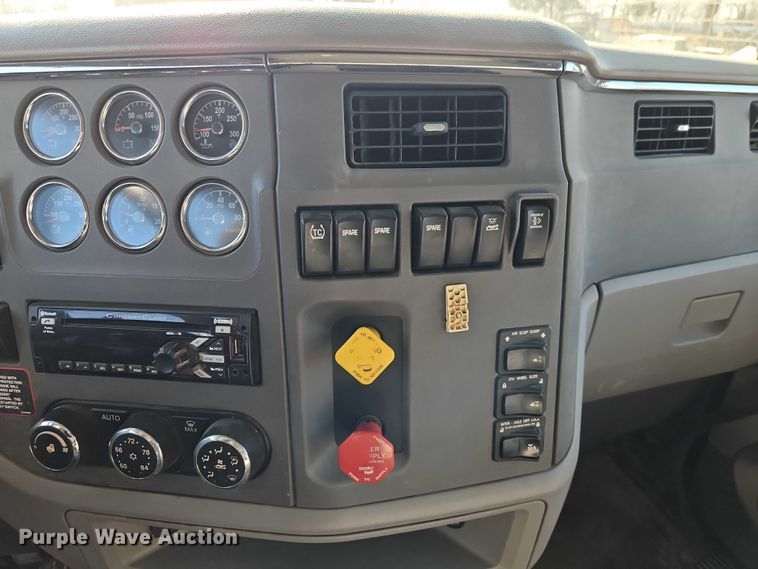 image for item EO4882 2015 Peterbilt 579 semi truck