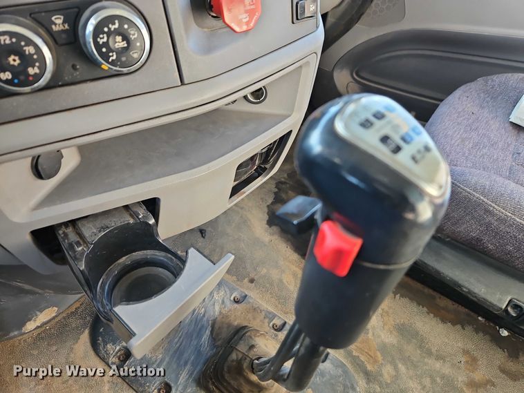 image for item EO4882 2015 Peterbilt 579 semi truck