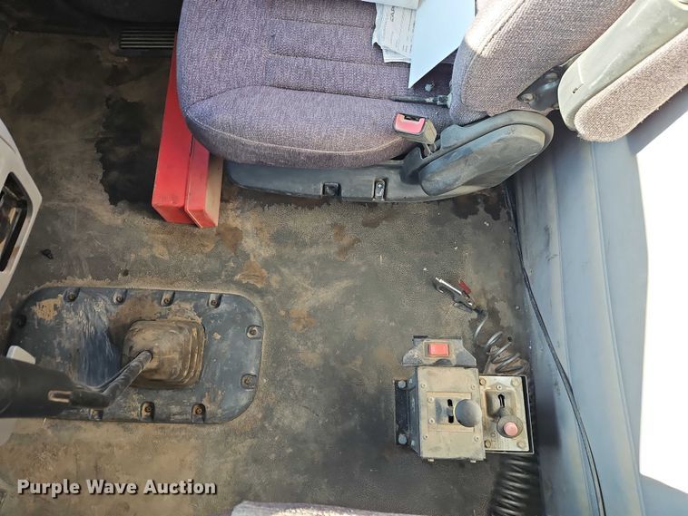 image for item EO4882 2015 Peterbilt 579 semi truck