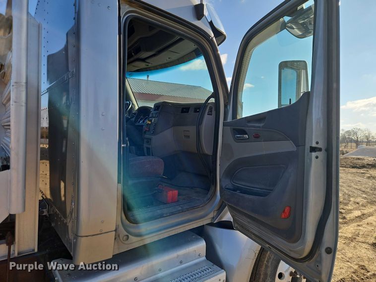 image for item EO4882 2015 Peterbilt 579 semi truck