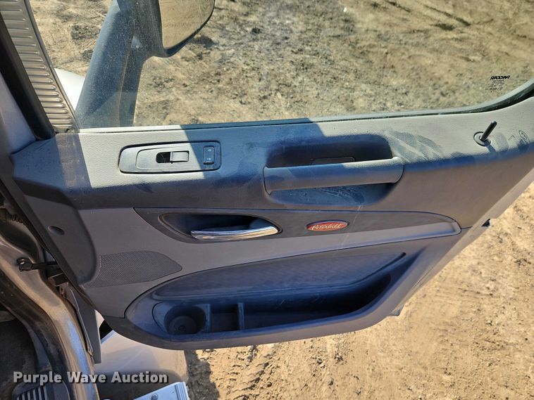 image for item EO4882 2015 Peterbilt 579 semi truck