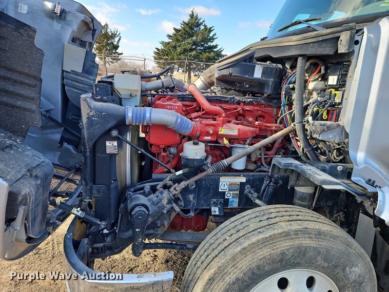 image for item EO4882 2015 Peterbilt 579 semi truck