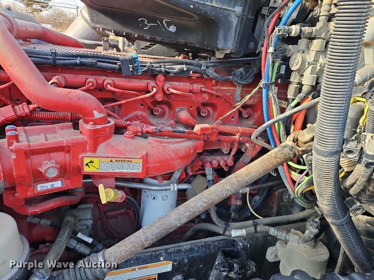 image for item EO4882 2015 Peterbilt 579 semi truck