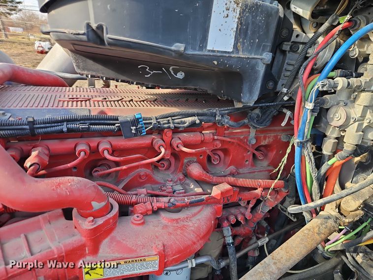 image for item EO4882 2015 Peterbilt 579 semi truck