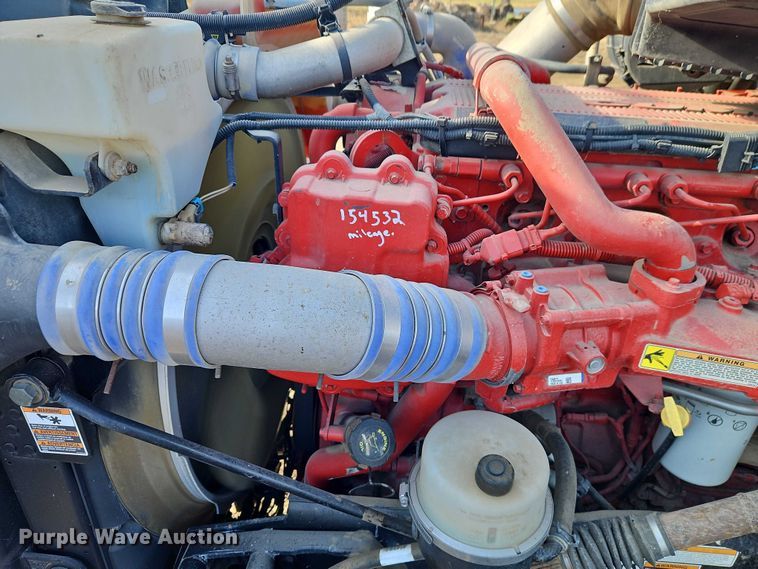 image for item EO4882 2015 Peterbilt 579 semi truck