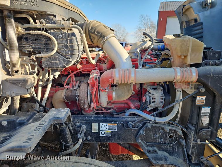 image for item EO4882 2015 Peterbilt 579 semi truck