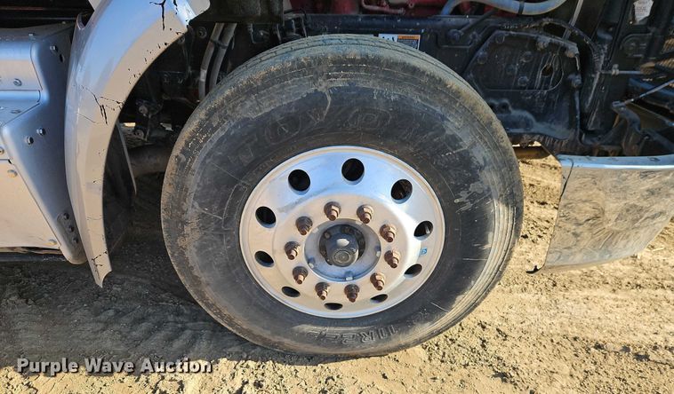 image for item EO4882 2015 Peterbilt 579 semi truck